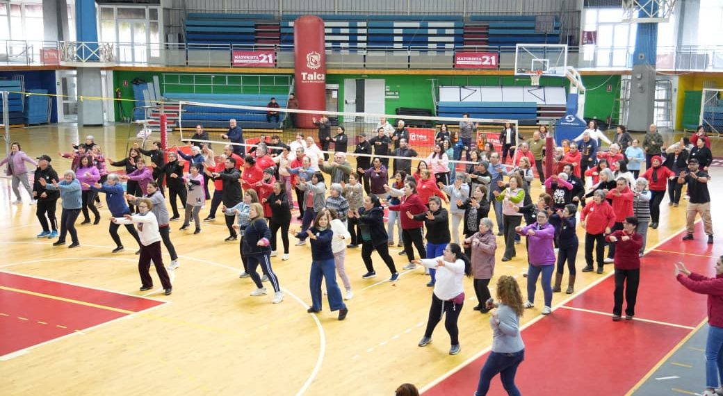 Con más de 200 adultos mayores practicando deporte se realizó el masivo de newcom de la Municipalidad de Talca