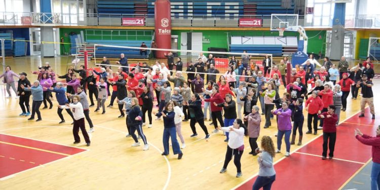 Con más de 200 adultos mayores practicando deporte se realizó el masivo de newcom de la Municipalidad de Talca