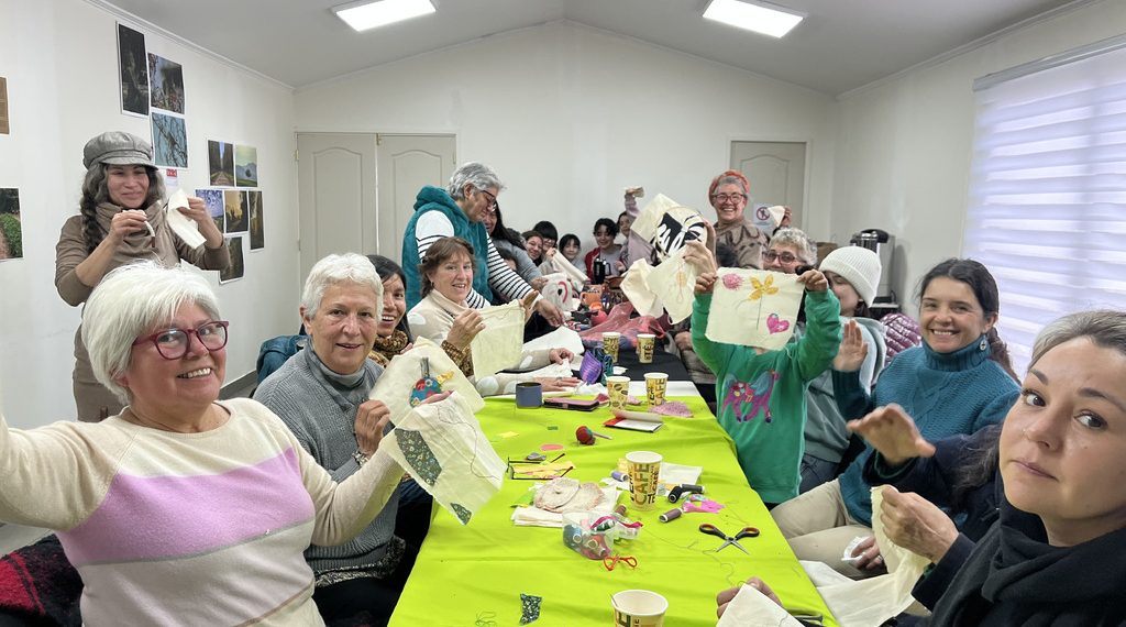 Con exitoso taller de memoria y arpilleras en Pencahue se inició la versión itinerante del Festival “Pasadas pa’ la Pluma”