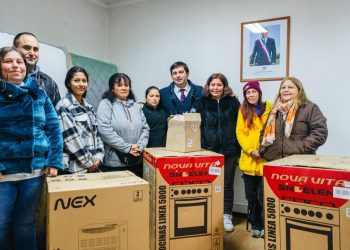 Delegado Prieto hace entrega de ayudas sociales