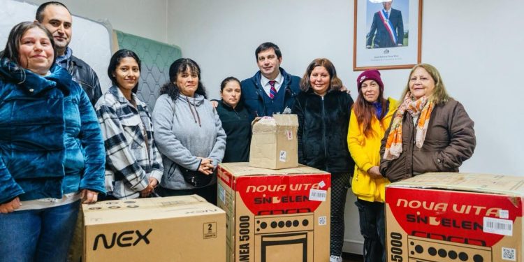 Delegado Prieto hace entrega de ayudas sociales