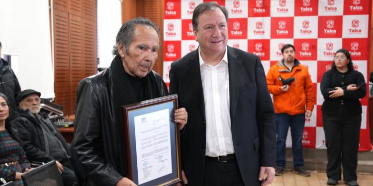 Talca rindió un emotivo homenaje a Hernán Rivera Letelier al reconocerlo como Hijo Ilustre de la comuna