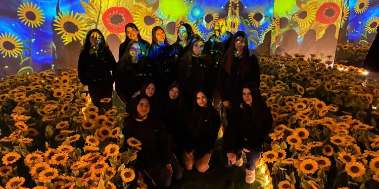 Experiencia inmersiva sobre Van Gogh fortalece convenios con colegios