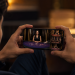 Hombre viendo un casino en vivo con crupier en la pantalla de un teléfono