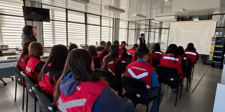 Estudiantes de liceos agrícolas del Maule aumentan su motivación por el agro tras programa de vinculación con empresas