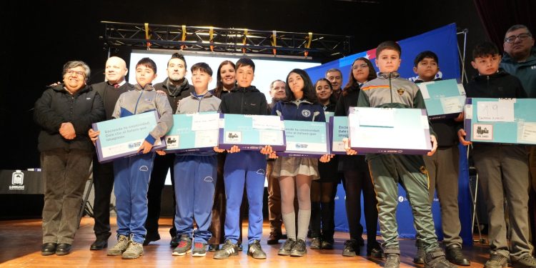 Más de 2 mil estudiantes del territorio SLEP Los Álamos recibirán computadores gracias a la Beca TIC 2026 de Junaeb