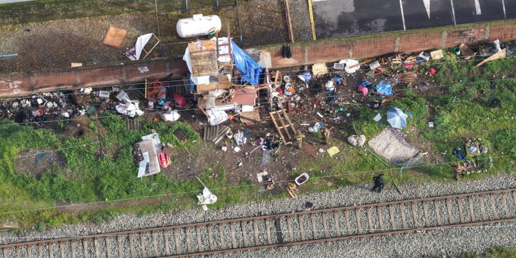 Municipalidad de Linares retiró ruco instalado en línea férrea tras denuncias de la comunidad