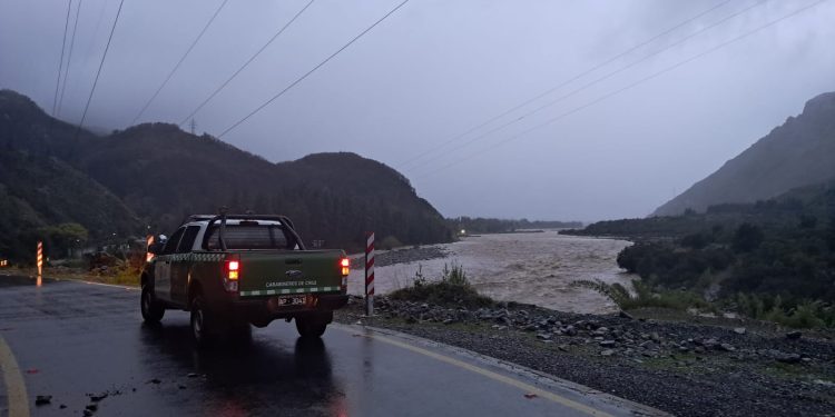 Carabineros mantiene patrullajes en Paso Nevado por desborde del Estero Tricahue y llama a evitar concurrir al sector