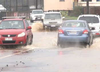 Conducir bajo la lluvia: cuáles son los errores más comunes y cómo prevenirlos