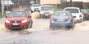 Conducir bajo la lluvia: cuáles son los errores más comunes y cómo prevenirlos