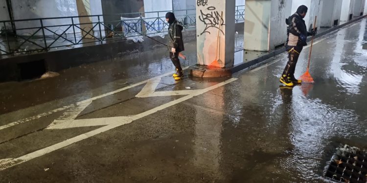 Cuadrillas de emergencia trabajan en diversos puntos de Talca