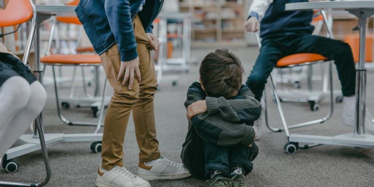 Violencia escolar: 8 de cada 10 chilenos creen que el problema aumentó y casi la mitad pide expulsión inmediata de alumnos agresores