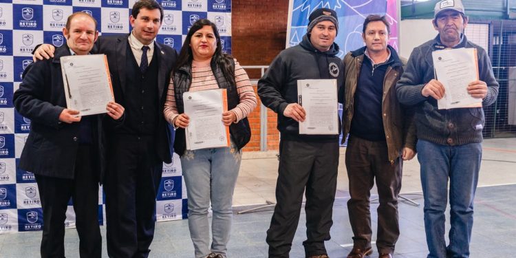 159 familias de Retiro reciben las escrituras de sus viviendas y consolidan el sueño de la casa propia