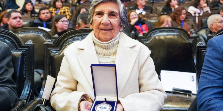 Desde Río Claro al Ex Congreso Nacional: Carmen Salas recibe reconocimiento por su destacada labor comunitaria
