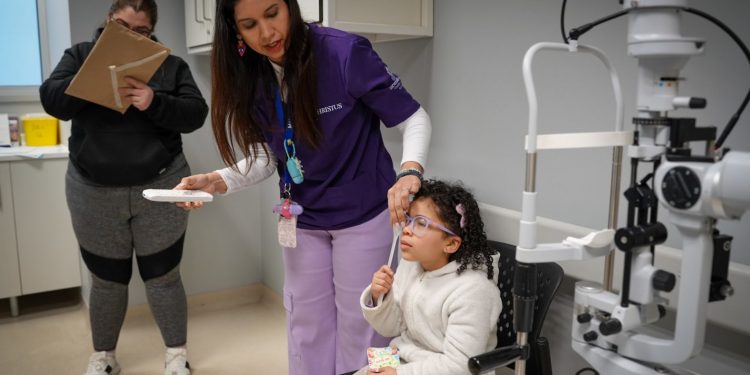Hospital de Curicó, Fundación Maule y UC CHRISTUS realizan masivo despliegue quirúrgico oftalmológico