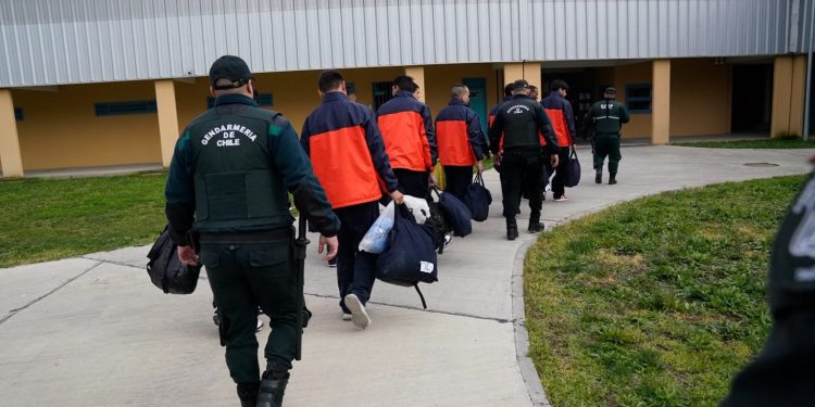 Operación Cancerbero inicia traslado de 392 internos desde el antiguo penal de Talca