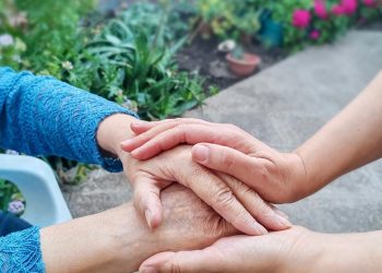 FOSIS y AIEP lanzan curso gratuito para cinco mil personas cuidadoras de adultos mayores