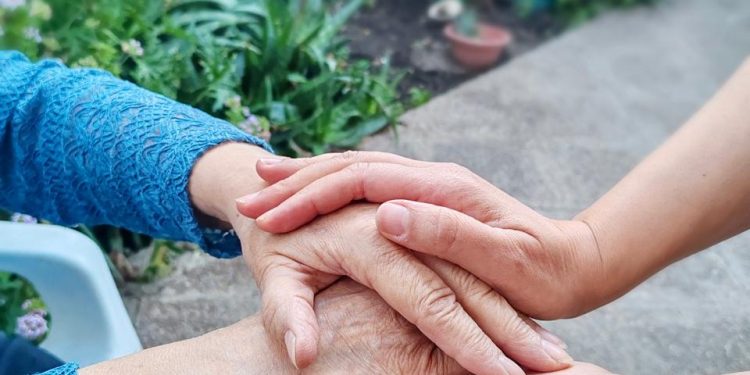 FOSIS y AIEP lanzan curso gratuito para cinco mil personas cuidadoras de adultos mayores