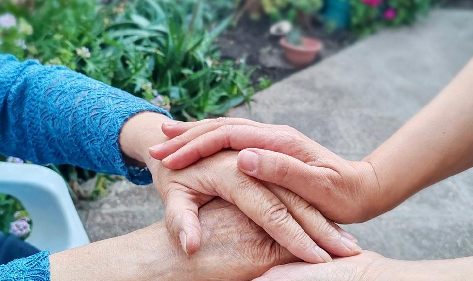 FOSIS y AIEP lanzan curso gratuito para cinco mil personas cuidadoras de adultos mayores