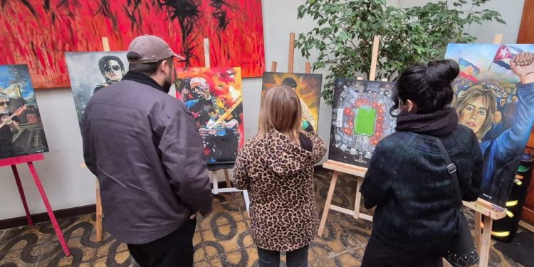 Exposición abrió espacio para la venta y la conversación cultural en Talca