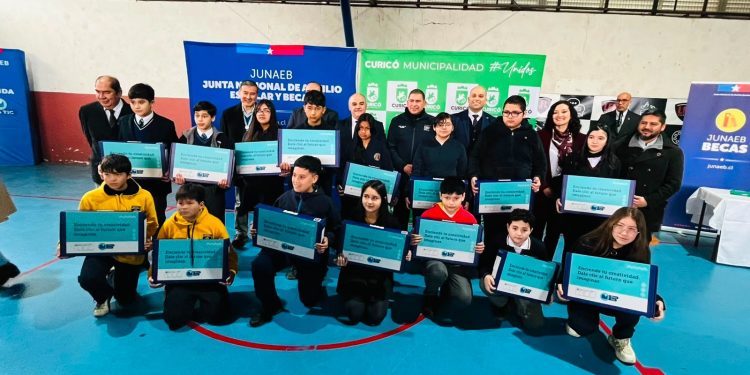Autoridades entregaron más de 900 computadores en Curicó gracias a la Beca TIC de Junaeb