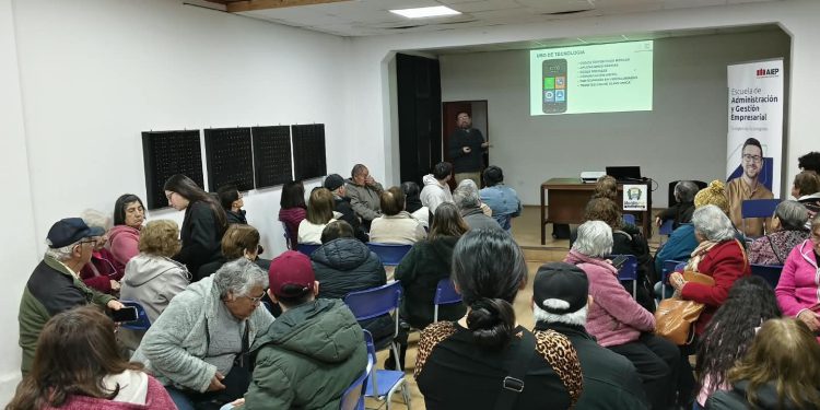 Más de 120 personas mayores iniciaron segundo ciclo de talleres de inclusión digital en Constitución y Hualañé
