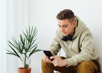 ChatGPT for Teens: el desafío de hacer la IA más segura para los adolescentes