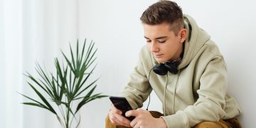 ChatGPT for Teens: el desafío de hacer la IA más segura para los adolescentes
