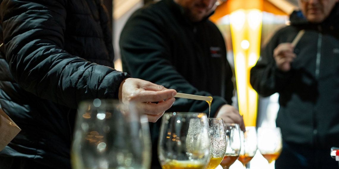 Miel de Licantén fue la preferida del público en cata popular de la Feria Apícola del Maule