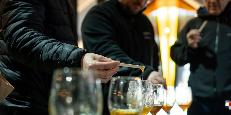 Miel de Licantén fue la preferida del público en cata popular de la Feria Apícola del Maule