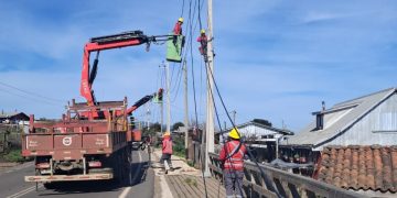 CGE ejecuta proyecto de mejoramiento de red eléctrica en Pelluhue que beneficiará a más de 4.600 clientes