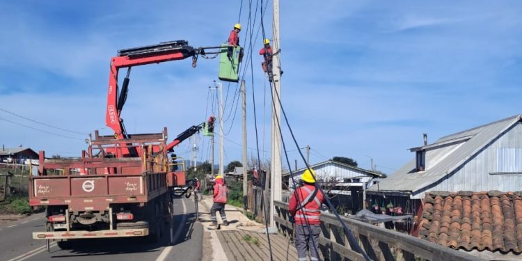 CGE ejecuta proyecto de mejoramiento de red eléctrica en Pelluhue que beneficiará a más de 4.600 clientes