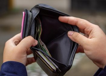 Endeudamiento juvenil: experto recomienda no comprometer más del 30% del sueldo en créditos