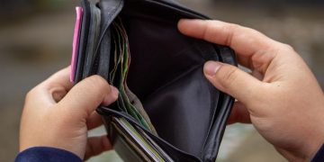 Endeudamiento juvenil: experto recomienda no comprometer más del 30% del sueldo en créditos