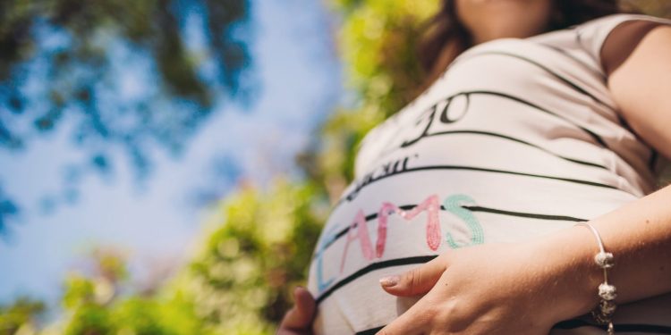 Investigación busca a mujeres embarazadas en Talca para medir efectos del calor y contaminación en recién nacidos