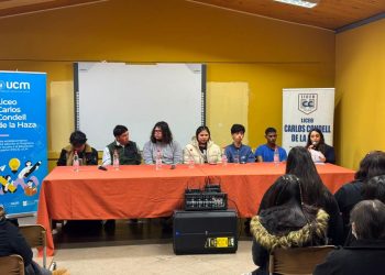 Exalumnos comparten su experiencia laboral y motivan a estudiantes del Liceo Carlos Condell de la Haza