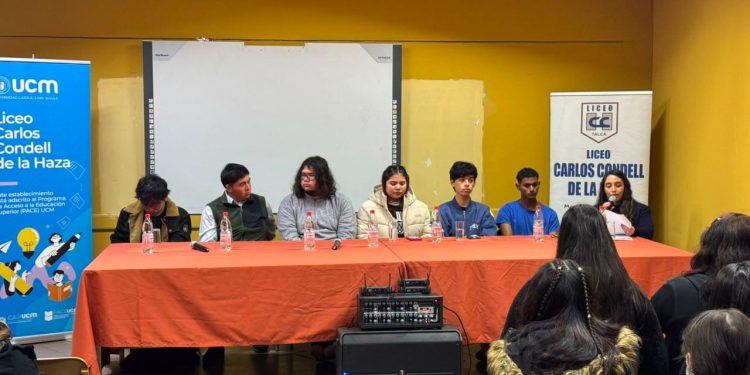 Exalumnos comparten su experiencia laboral y motivan a estudiantes del Liceo Carlos Condell de la Haza