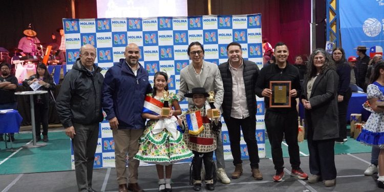 Tierra que enamora con chilenidad: Molina coronó a sus campeones de cueca escolar   