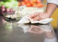 Cuidado en la parrilla y la cocina: Claves de higiene para evitar la contaminación cruzada y la grasa en Fiestas Patrias