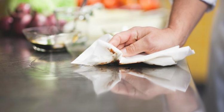 Cuidado en la parrilla y la cocina: Claves de higiene para evitar la contaminación cruzada y la grasa en Fiestas Patrias