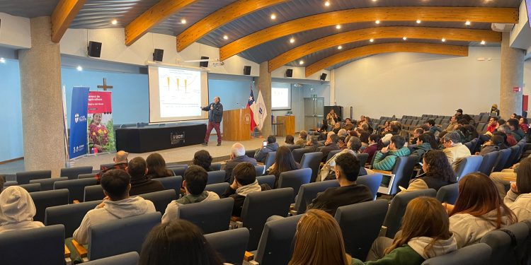 Seminario Apícola Regional del Maule abordó brechas de manejo sanitario y gestión 