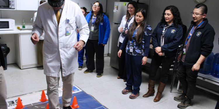 Funcionarios del Hospital de Curicó simulan a través de lentes de realidad virtual el consumo de alcohol y drogas