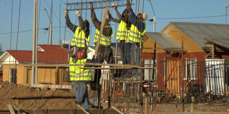 Informalidad laboral maulina supera el promedio nacional con 30,3%