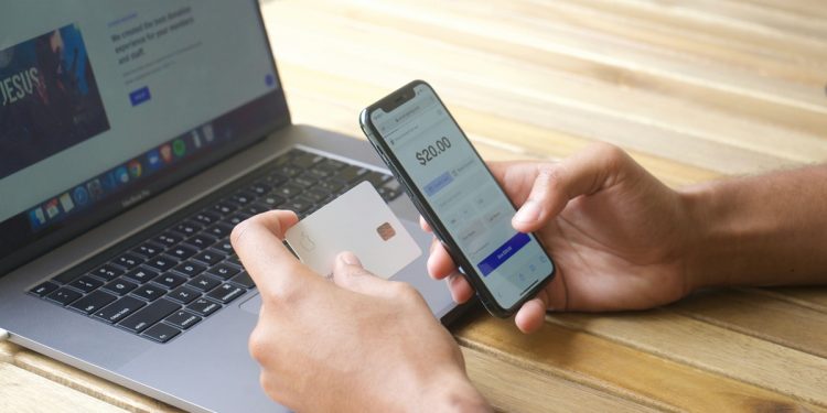 Generación Z impulsa finanzas digitales en Chile, pero enfrenta sobreendeudamiento