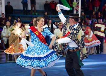 Pareja de Molina se coronó campeona regional de cueca del Adulto Mayor