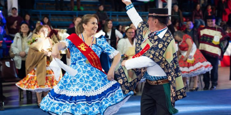 Pareja de Molina se coronó campeona regional de cueca del Adulto Mayor