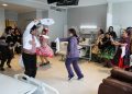Funcionarios del Hospital de Curicó realizan “sanar con zapateo” a pacientes y familiares de hospitalizados
