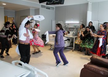 Funcionarios del Hospital de Curicó realizan “sanar con zapateo” a pacientes y familiares de hospitalizados
