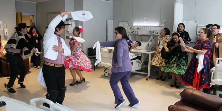 Funcionarios del Hospital de Curicó realizan “sanar con zapateo” a pacientes y familiares de hospitalizados