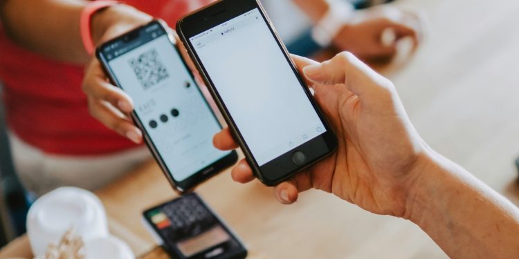 Chilenos tienen más de un banco y Nivel Socio Económico determina cuál es el que más usan, según estudio